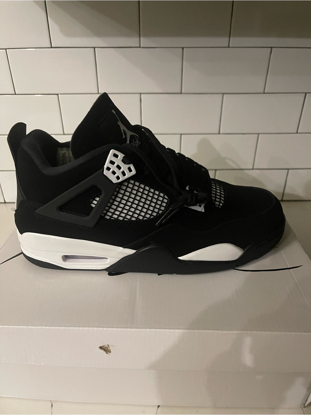 Men’s Retro 4 White Thunder Size 9.5.